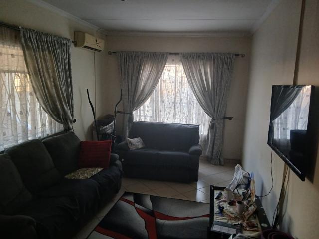 4 Bedroom House For Sale in Acaciaville