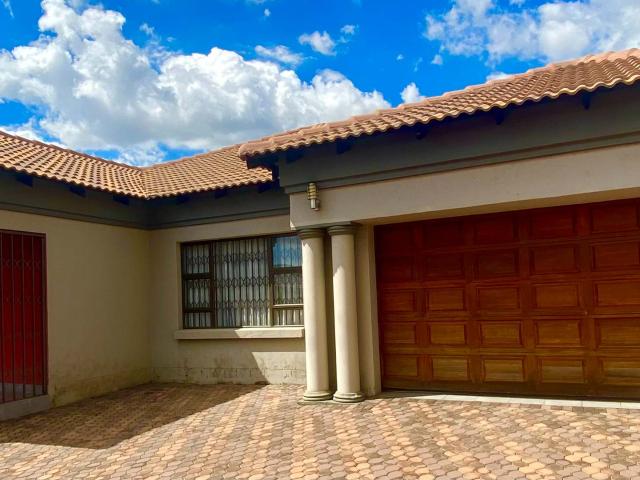 4 Bedroom House For Sale in Aerorand