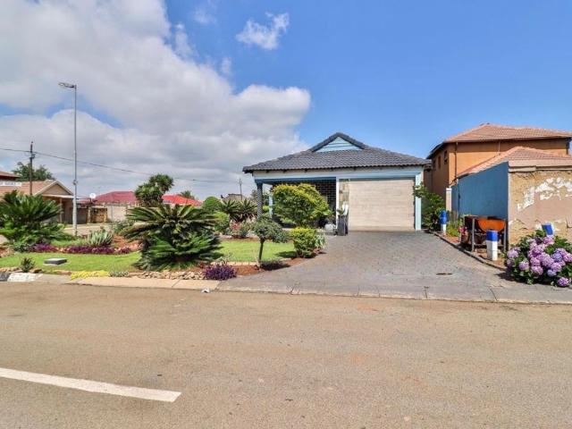 4 Bedroom House For Sale in Alveda