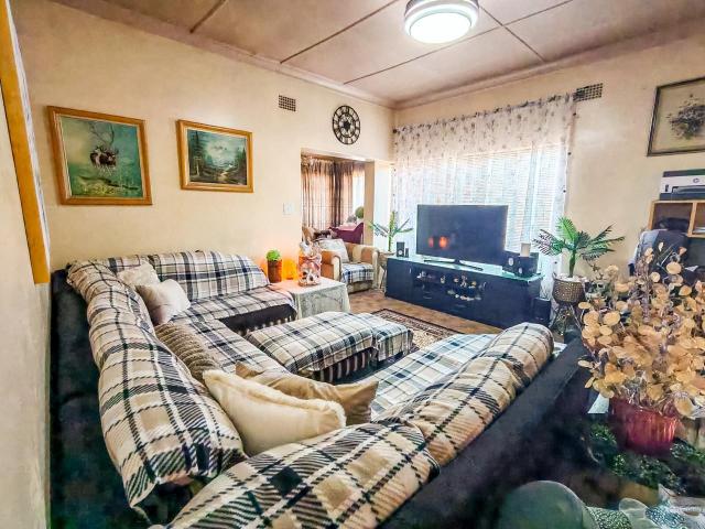 4 Bedroom House For Sale in Alberton North