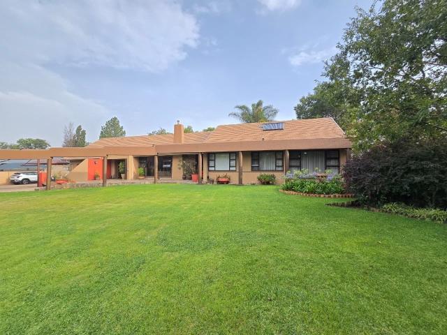4 Bedroom House For Sale in Alberante