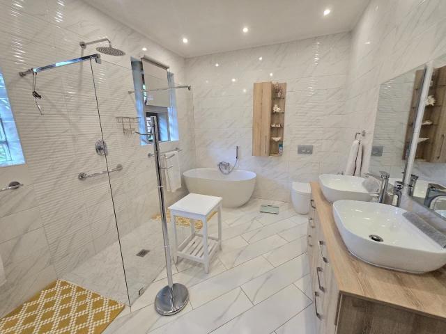 4 Bedroom House For Sale in Alberante