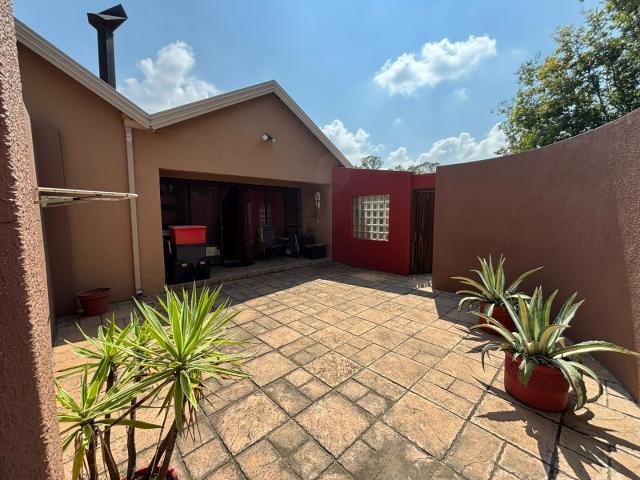 4 Bedroom House For Sale in Alberante
