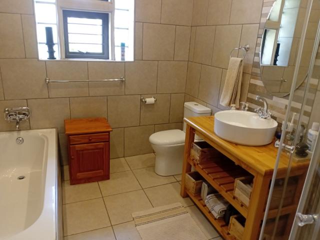 4 Bedroom House For Sale in Alberante