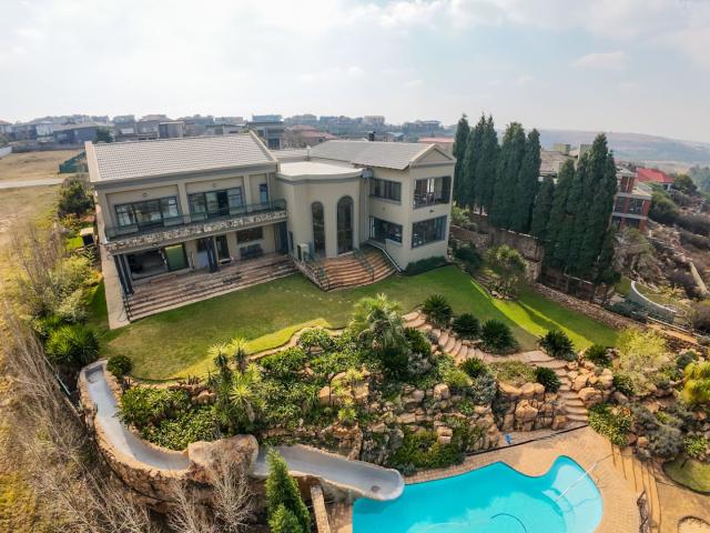 4 Bedroom House For Sale in Aquavista Mountain Estate