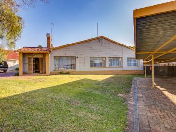 4 Bedroom House For Sale in Aston Manor
