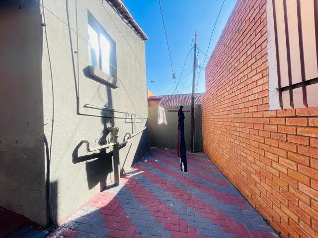 4 Bedroom House For Sale in Atteridgeville