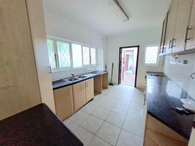 4 Bedroom House For Sale in Athlone Park