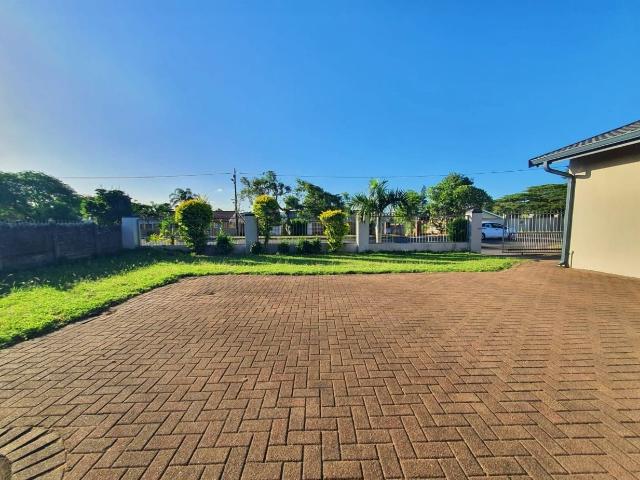 4 Bedroom House For Sale in Athlone Park