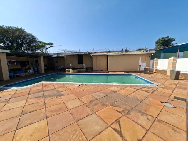 4 Bedroom House For Sale in Athlone Park