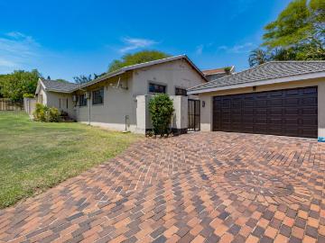 4 Bedroom House For Sale in Athlone Park