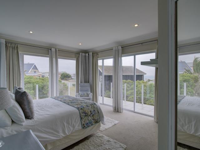 4 Bedroom House For Sale in Boggomsbaai