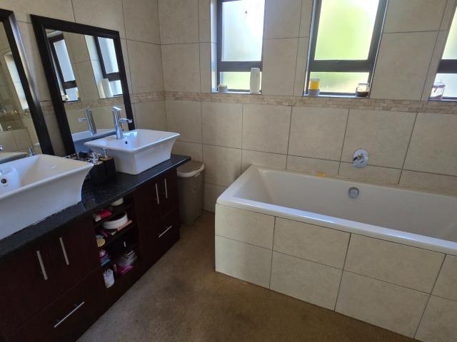 4 Bedroom House For Sale in Bayswater