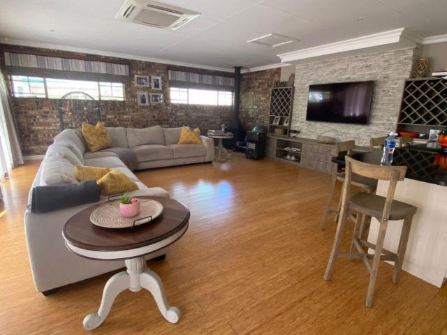4 Bedroom House For Sale in Balmoral