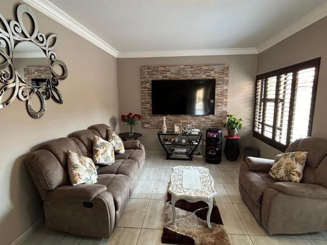 4 Bedroom House For Sale in Bartlett