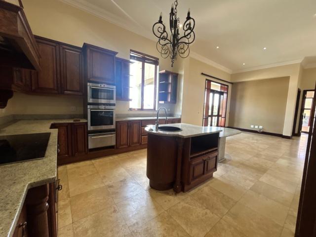 4 Bedroom House For Sale in Bassonia