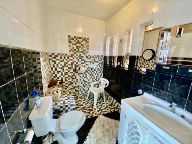 4 Bedroom House For Sale in Bassonia