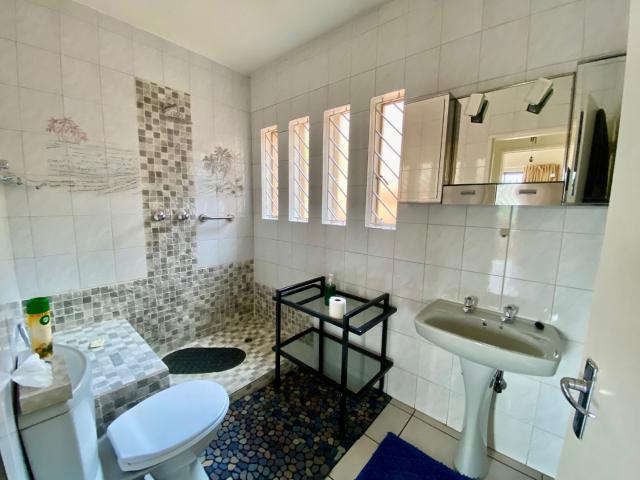 4 Bedroom House For Sale in Bassonia