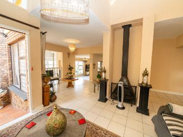 4 Bedroom House For Sale in Bassonia