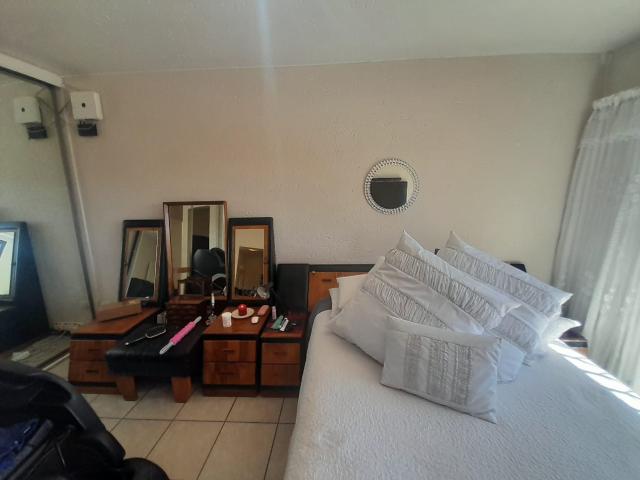 4 Bedroom House For Sale in Bassonia
