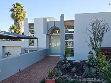 4 Bedroom House For Sale in Beacon Bay