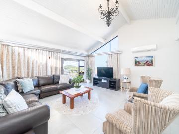 4 Bedroom House For Sale in Beacon Bay