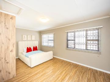 4 Bedroom House For Sale in Beacon Bay