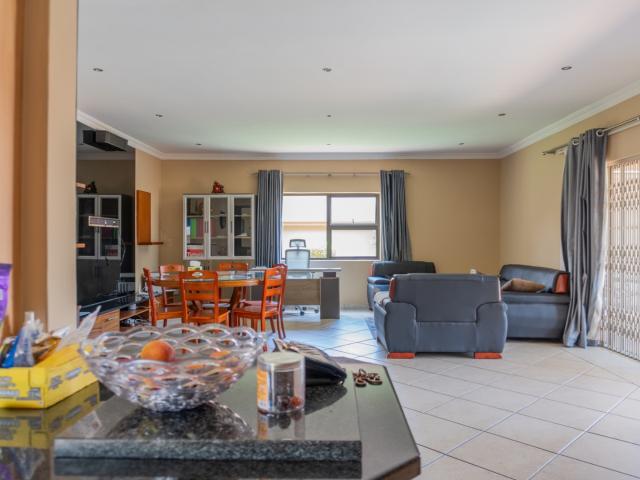 4 Bedroom House For Sale in Bedford Gardens