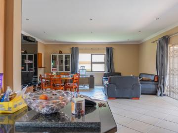 4 Bedroom House For Sale in Bedford Gardens