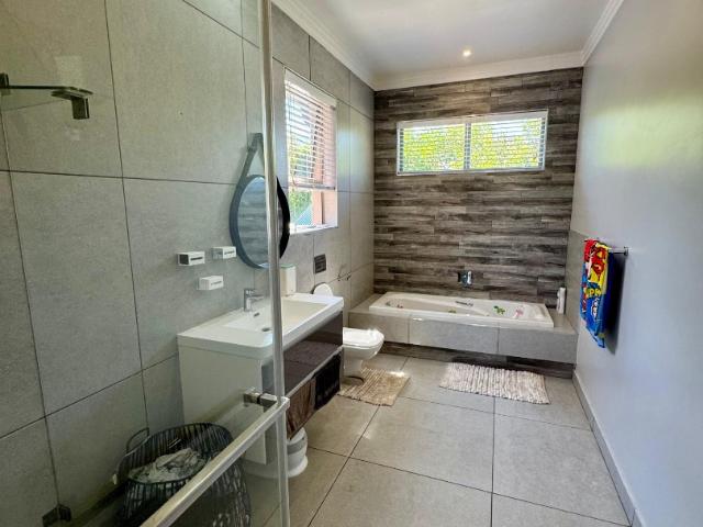 4 Bedroom House For Sale in Bedfordview