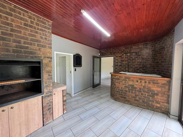 4 Bedroom House For Sale in Bedfordview