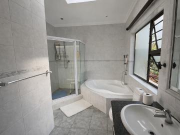 4 Bedroom House For Sale in Bedfordview