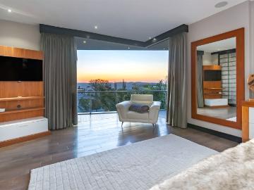 4 Bedroom House For Sale in Bedfordview