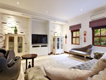 4 Bedroom House For Sale in Benmore Gardens