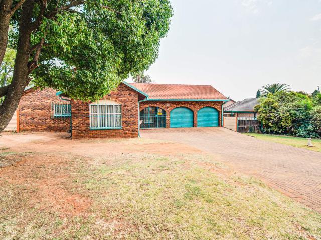 4 Bedroom House For Sale in Birchleigh North