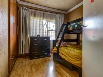House for sale in Birchleigh North - Parking