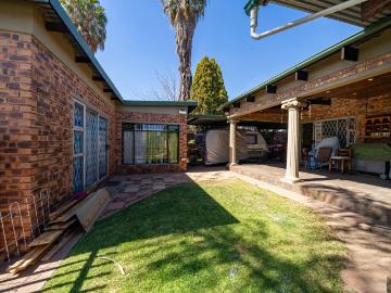 House for sale in Birchleigh North - Swimming pool