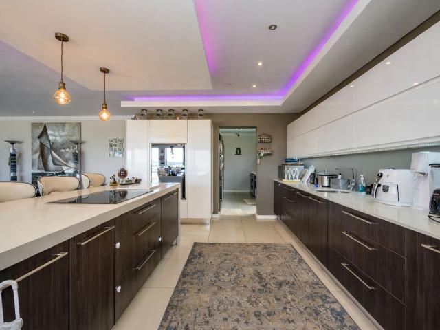 4 Bedroom House For Sale in Bluewater Bay