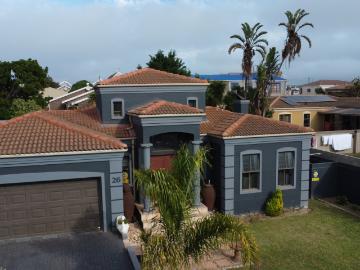 4 Bedroom House For Sale in Bluewater Bay