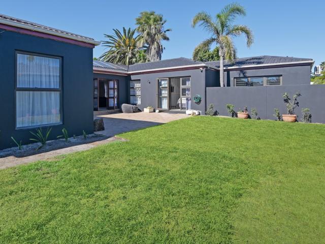 4 Bedroom House For Sale in Blouberg Sands