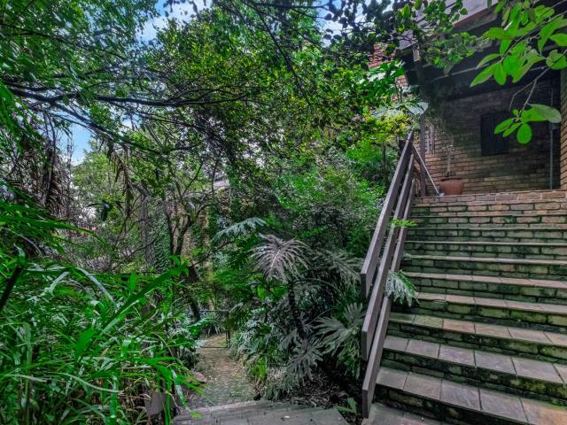 4 Bedroom House For Sale in Bryanston