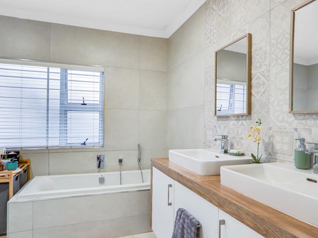 4 Bedroom House For Sale in Bryanston