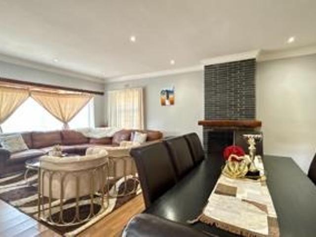 4 Bedroom House For Sale in Brackendowns