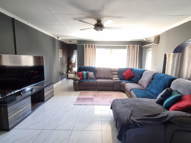 4 Bedroom House For Sale in Brackendowns