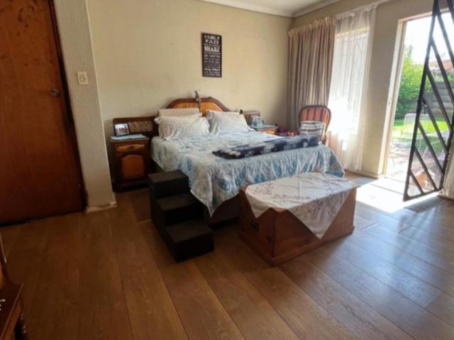 4 Bedroom House For Sale in Brackendowns