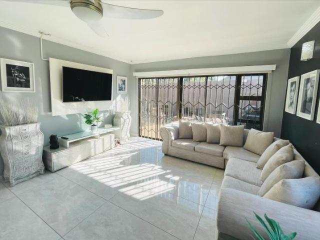 4 Bedroom House For Sale in Brackendowns