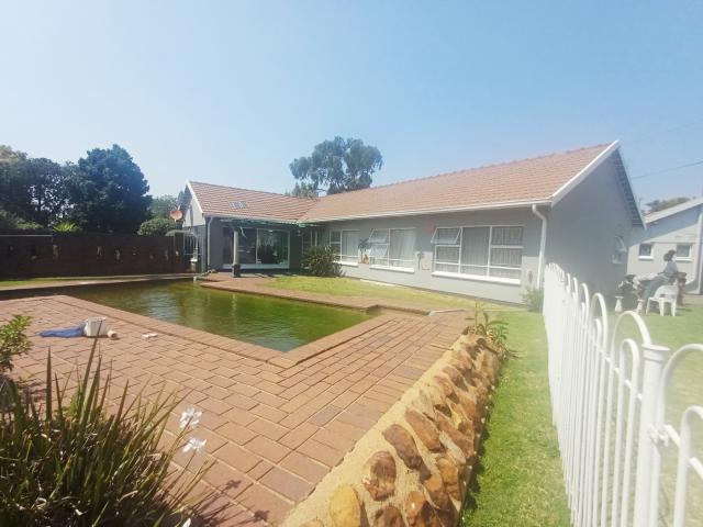 4 Bedroom House For Sale in Brackendowns