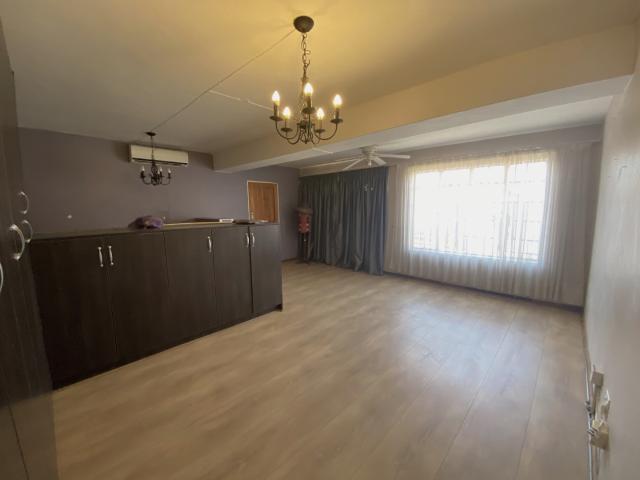 4 Bedroom House For Sale in Golf View