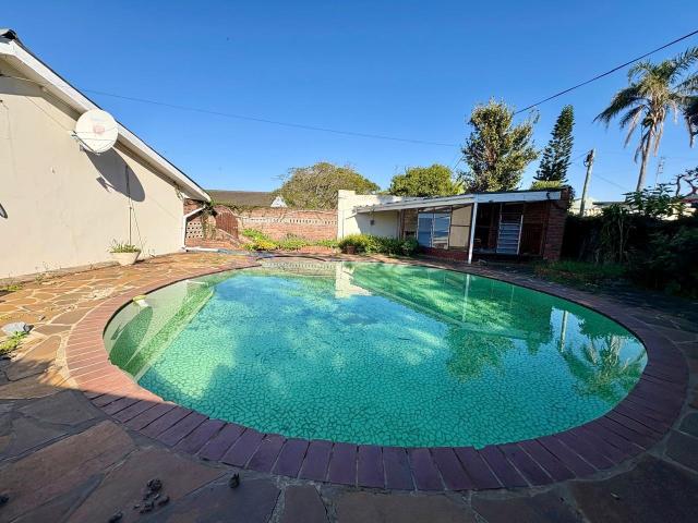 4 Bedroom House For Sale in Gonubie