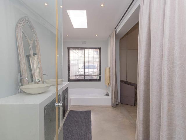 4 Bedroom House For Sale in Gardens